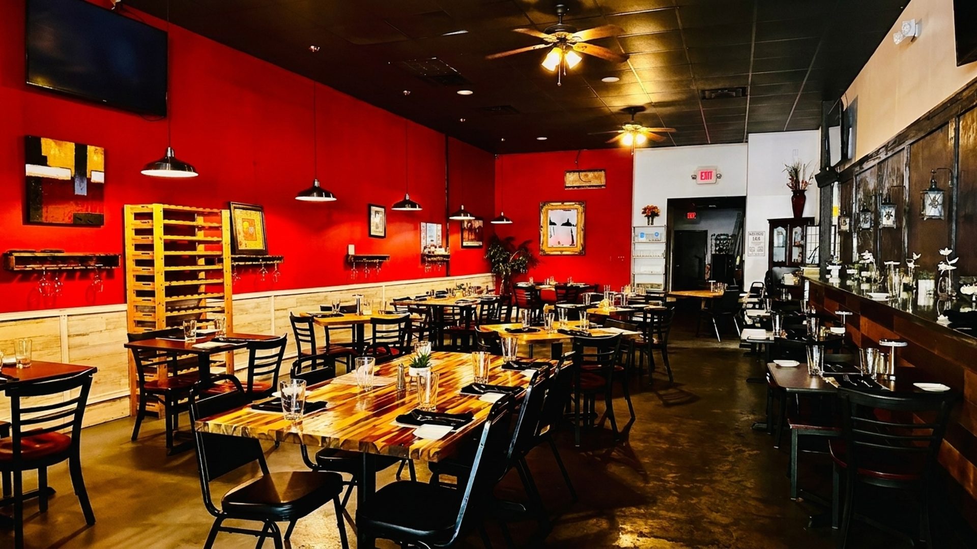 Red walls, Italian music, good wine
